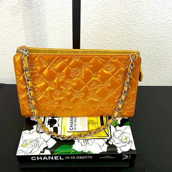 CHANEL Lucky Symbols Pochette Embossed
Quilted Patent (gold) with COA - Picture 1 of 9